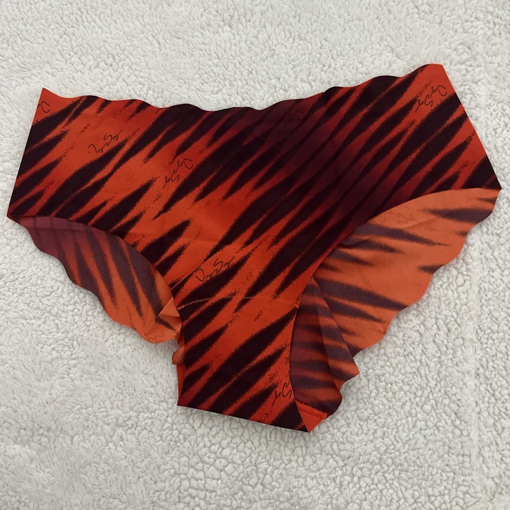 2007 Vintage Victoria’s Secret Tiger-Print Seamless Hiphugger Panty